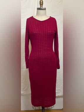 Long Sleeve Fitted Midi Dress in Berry perfect for spring and summer.